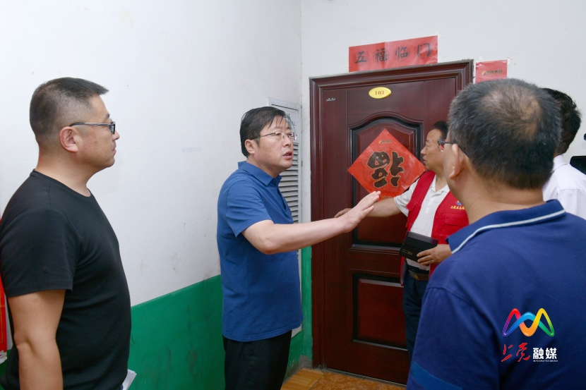 1598875310834002737.jpg DSC_图为区领导张驰一行深入古舒和苑小区调研文明城市创建工作.jpg