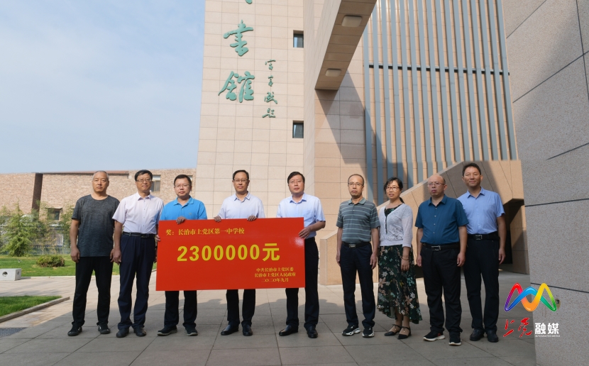 1599643576913087106.jpg DSC_图为区委书记张驰在区一中慰问.jpg
