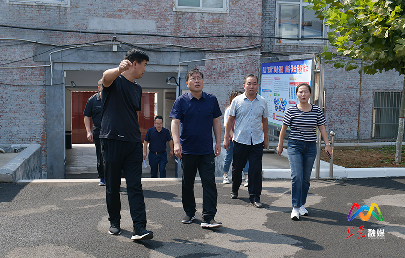 1599730593409025549.jpg 3 DSC_图为区领导张驰在北呈乡政府调研.jpg