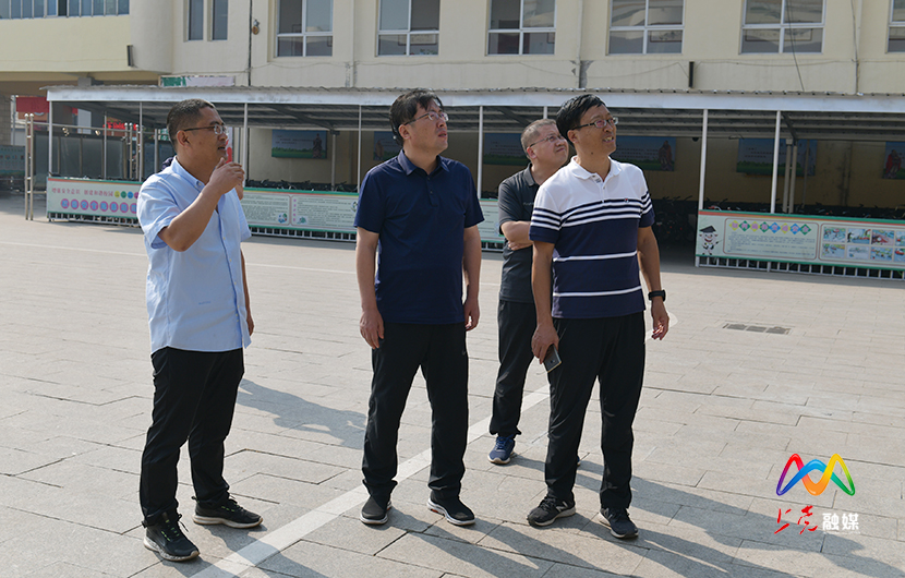 1599730606553037860.jpg 2DSC_图为区领导张驰在区五中调研.jpg