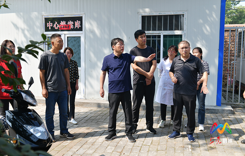 1599730612868085083.jpg 4 DSC_图为区领导张驰在北呈卫生院调研.jpg