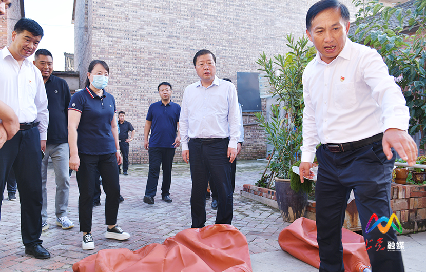 1631198115685035634.jpg 张驰一行深入北呈乡须村农户家中查看厕所革命进展情况2.jpg
